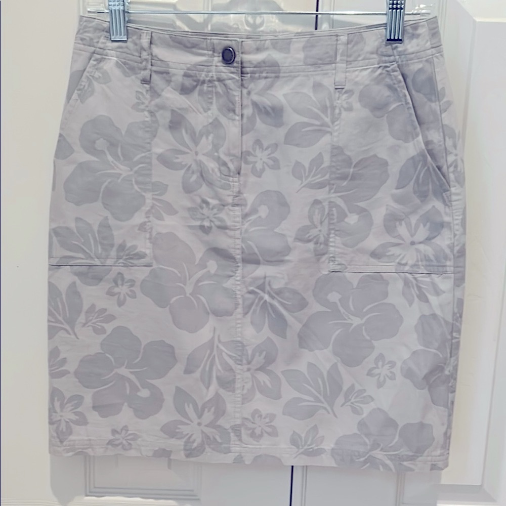 NWOT- Tommy Hilfiger Floral Gray skirt. Front snap & zipper opening. Lightweight